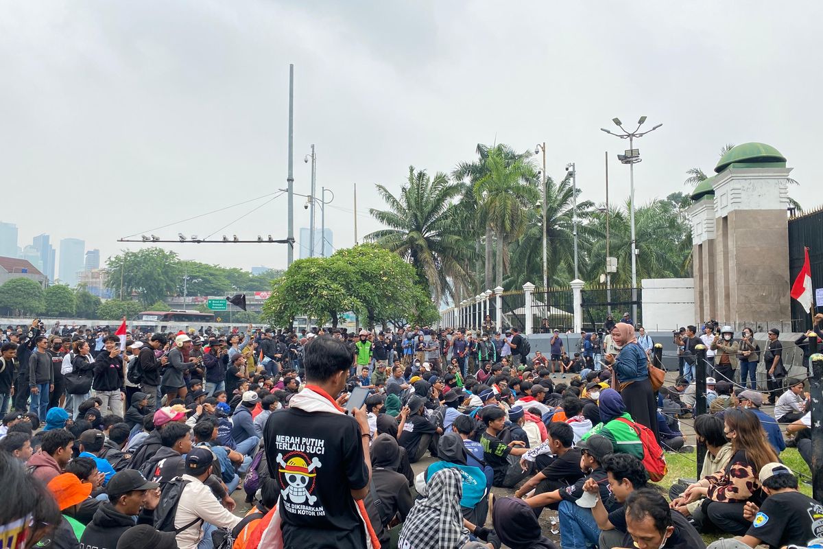 Mobil plat merah dibakar pada demo DPR RI 25 agustus 2025