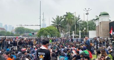 Mobil plat merah dibakar pada demo DPR RI 25 agustus 2025