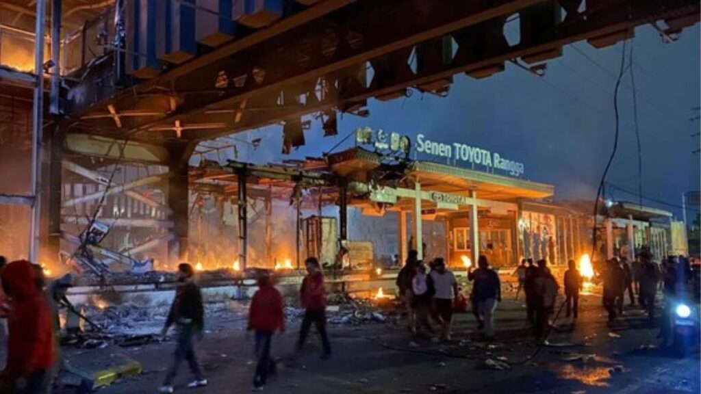 Jakarta Mencekam Pos Polisi dan Halte Dibakar, Transum Terhenti