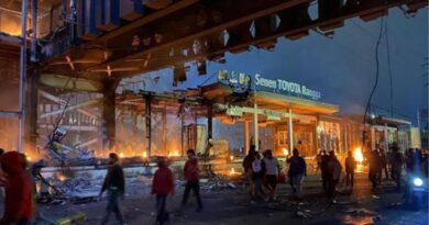 Jakarta Mencekam Pos Polisi dan Halte Dibakar, Transum Terhenti