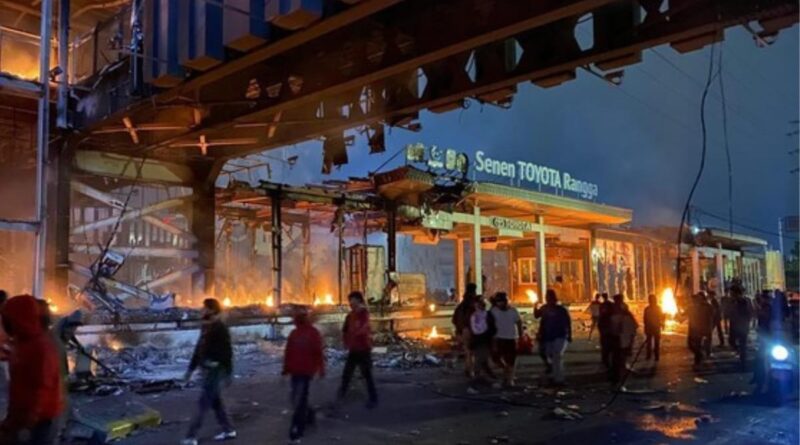 Jakarta Mencekam Pos Polisi dan Halte Dibakar, Transum Terhenti