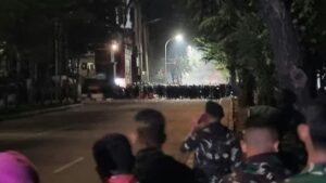 Massa Terus Bertahan, Aparat Sterilkan Mako Brimob Kwitang