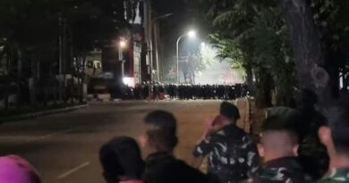 Massa Terus Bertahan, Aparat Sterilkan Mako Brimob Kwitang