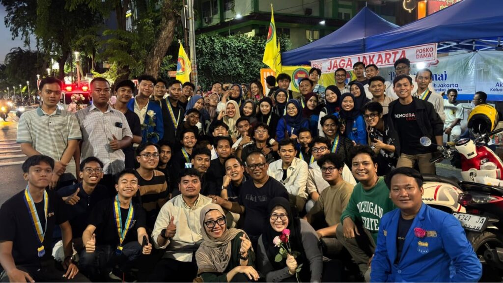 IKA PMII DKI Jakarta Gelar Aksi Simpatik, Bagikan 1000 Bunga