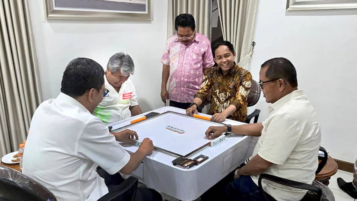 Di Balik Layar: Tokoh Publik Saat Tak Bicara Politik