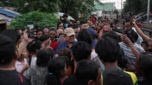 Prabowo Tinjau Warga Pinggir Rel di Senen, Janjikan Hunian Layak