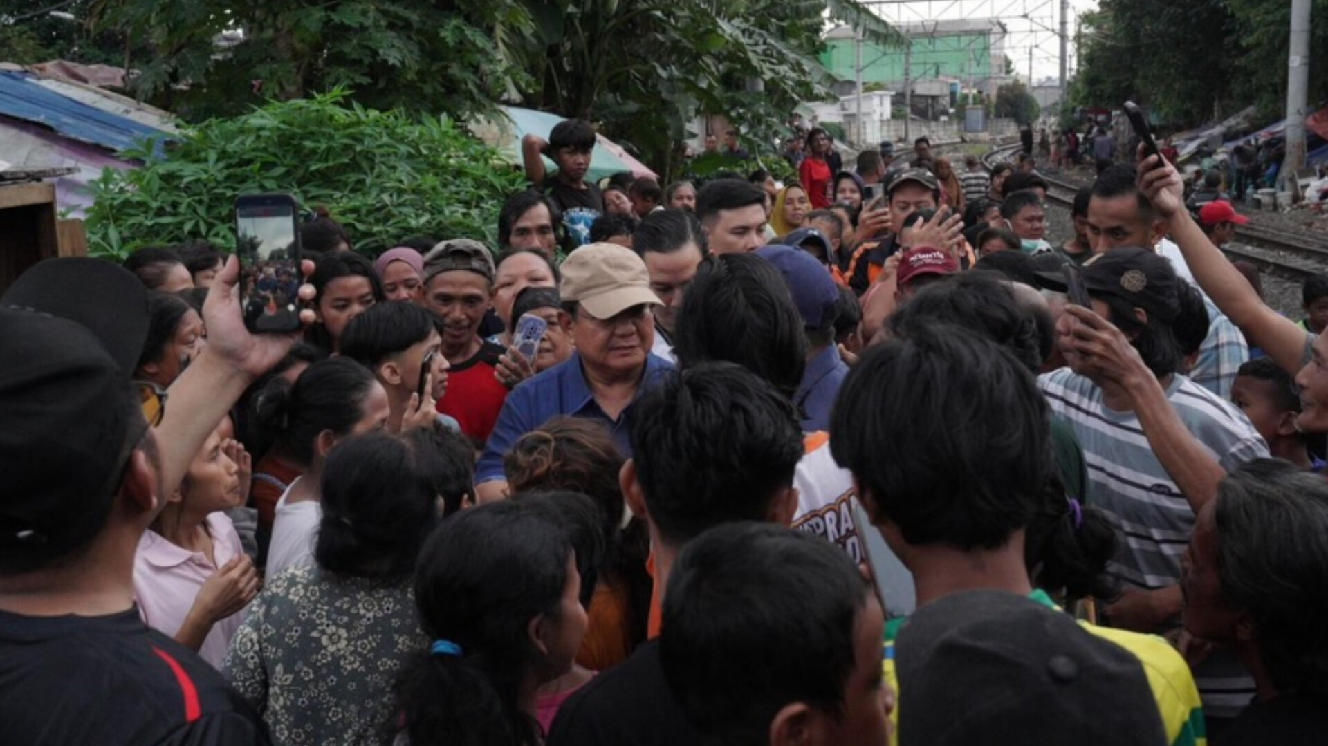 Prabowo Tinjau Warga Pinggir Rel di Senen, Janjikan Hunian Layak