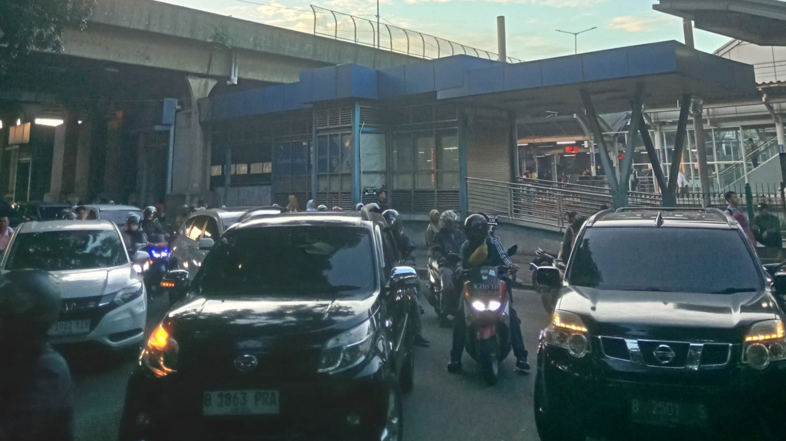 Parkir Liar Picu Kemacetan Makin Parah di Kolong Stasiun Cakung