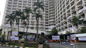 Eksekusi Hotel Sultan Dimulai, Massa Bentrok dengan Aparat