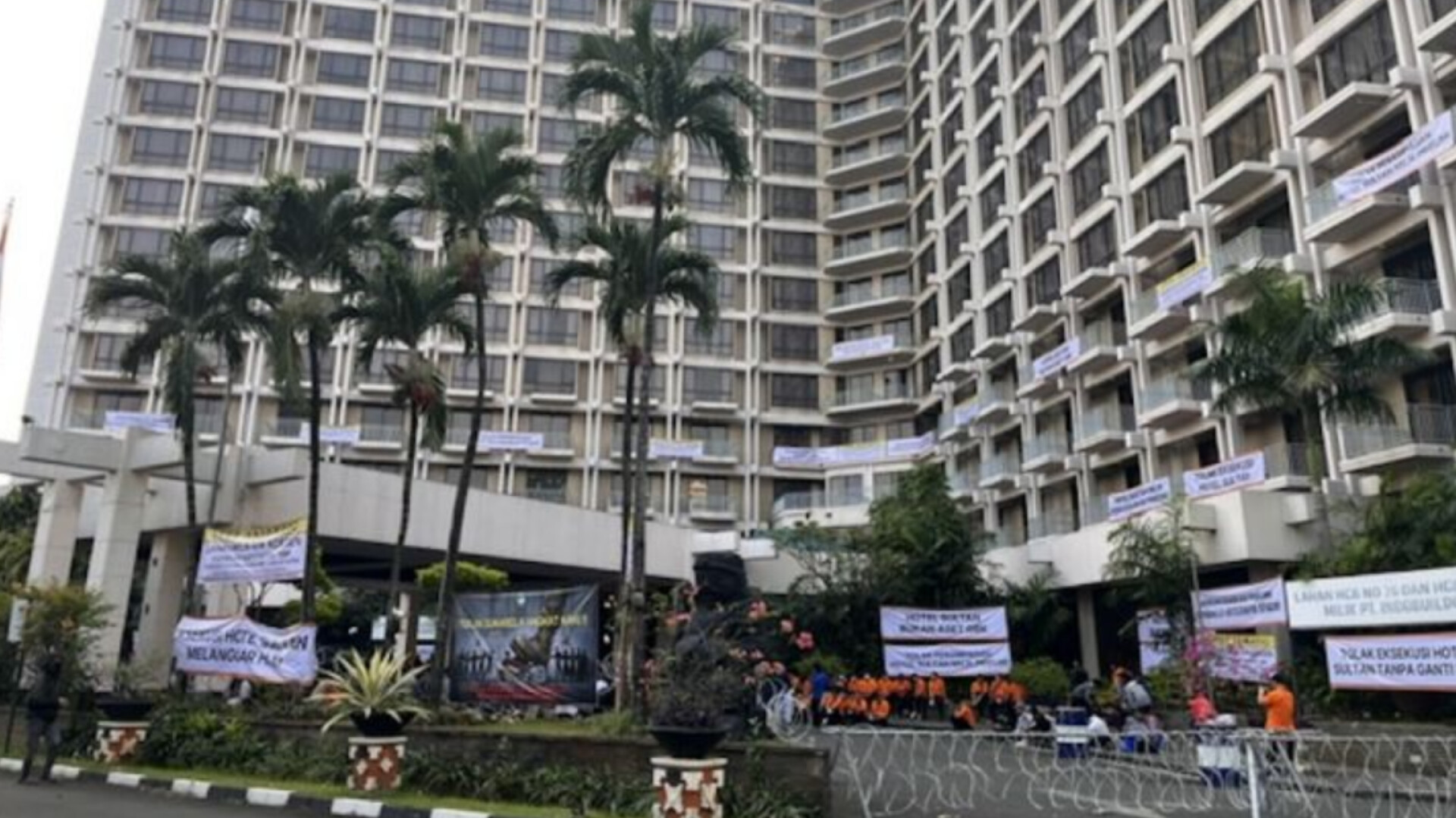Eksekusi Hotel Sultan Dimulai, Massa Bentrok dengan Aparat