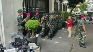 Momen Rumah Jampidsus Febrie Adriansyah Dijaga Prajurit TNI