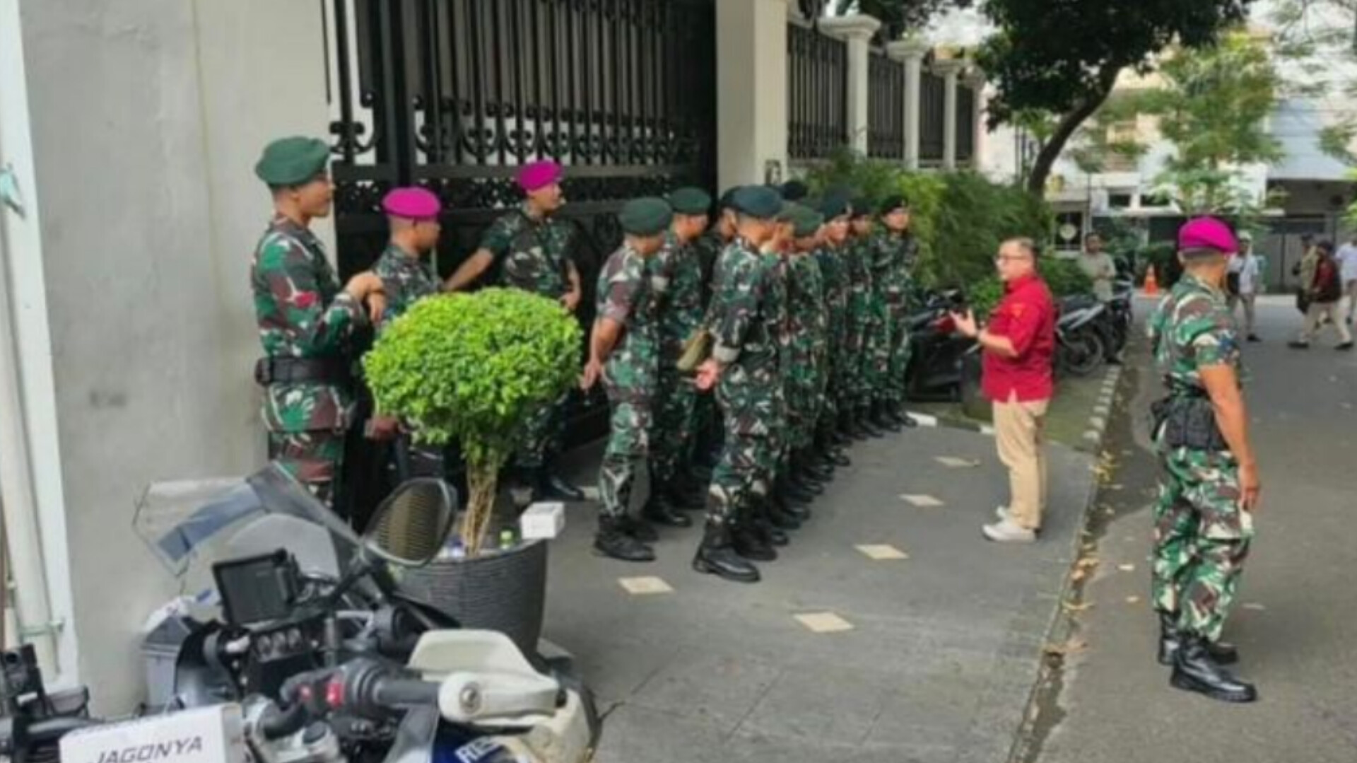 Momen Rumah Jampidsus Febrie Adriansyah Dijaga Prajurit TNI
